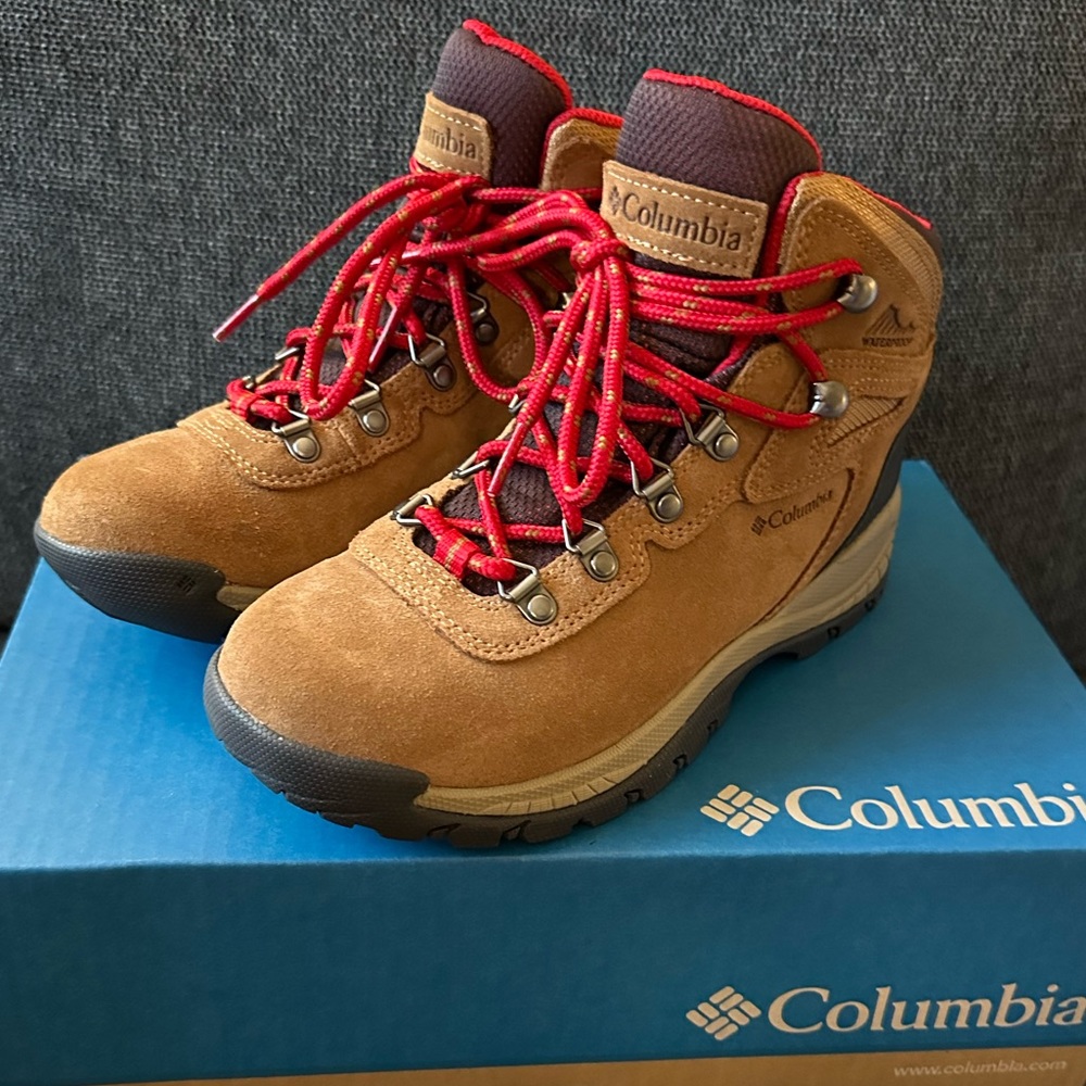 Columbia - Hiking Boots - Waterproof - Size 7 - Never Worn